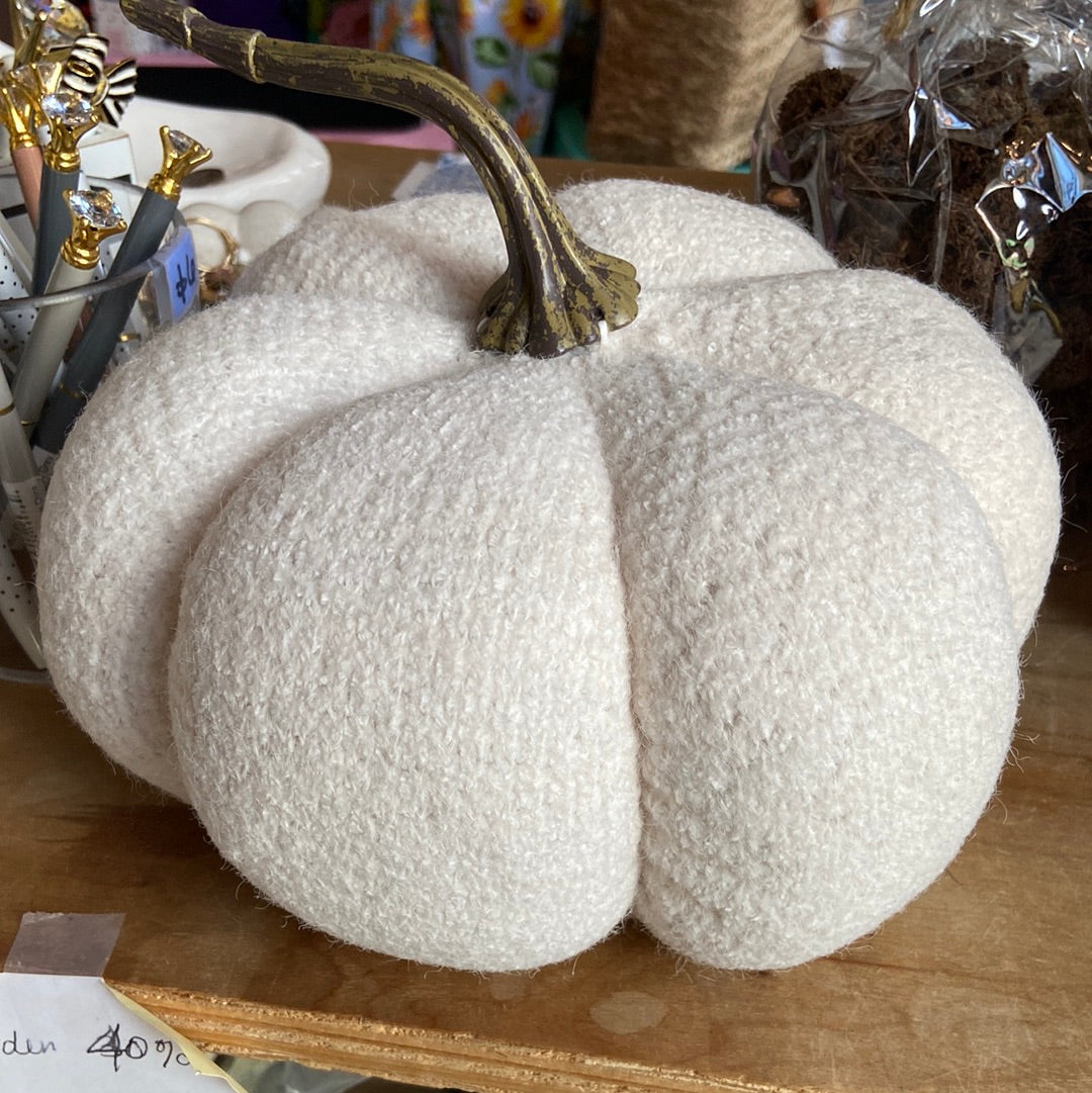 White knit Pumpkins 6.5”
